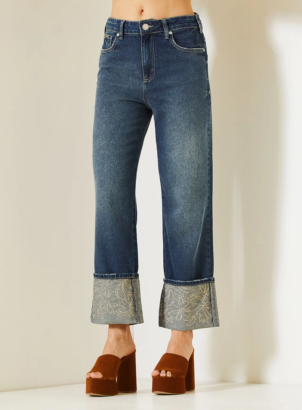 Calça Jeans Feminina Com Barra Dobrada Bordada Índigo 2