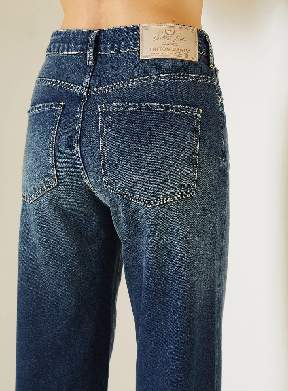 Calça Jeans Feminina Com Barra Dobrada Bordada Índigo 3