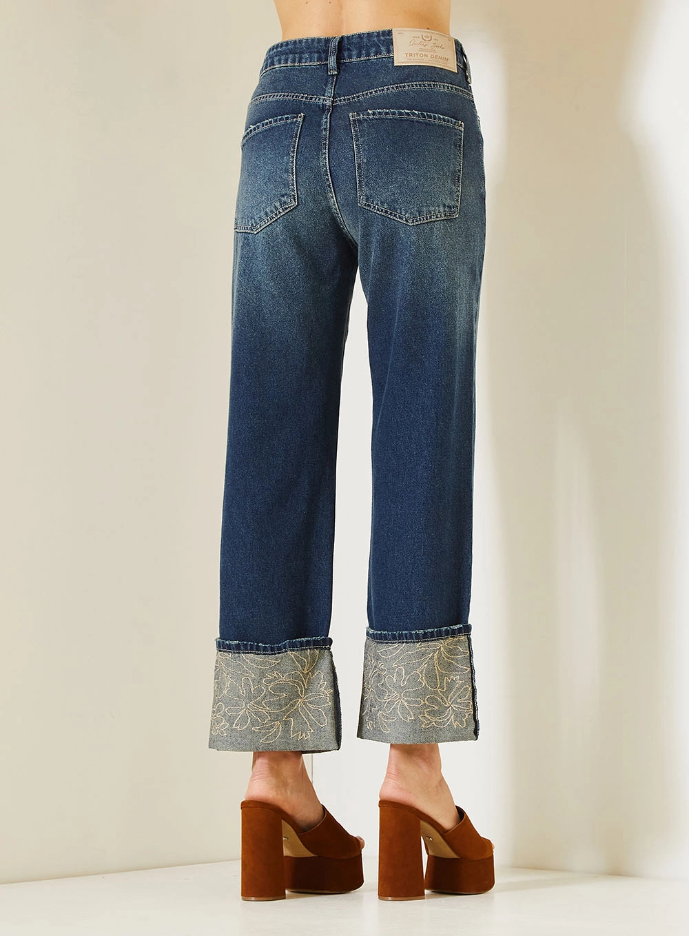 Calça Jeans Feminina Com Barra Dobrada Bordada Índigo 4