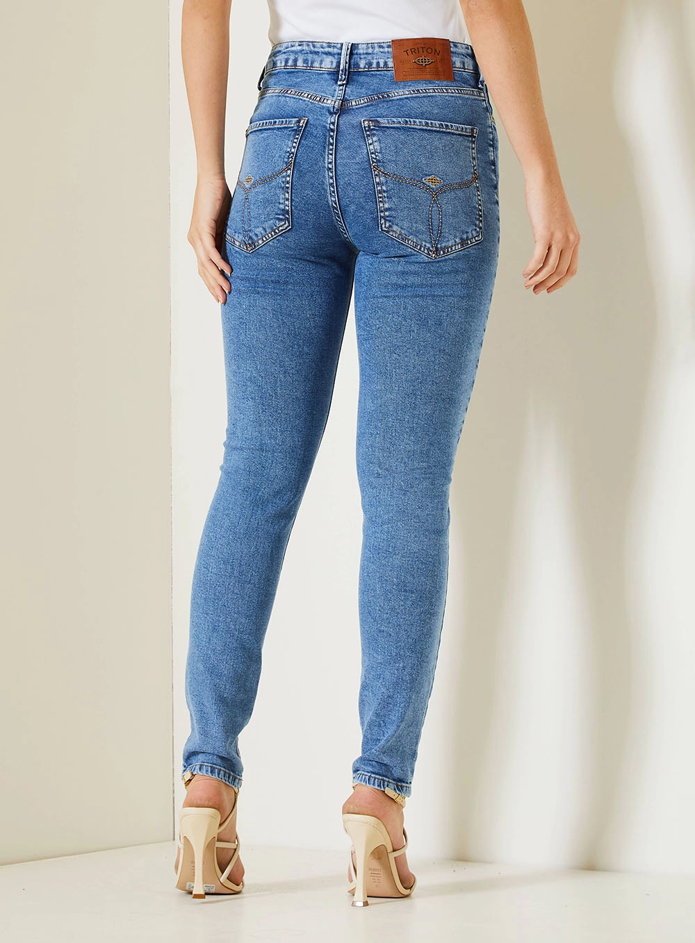 Calça Jeans Feminina Com Bordado Bolsos Costas Índigo 4