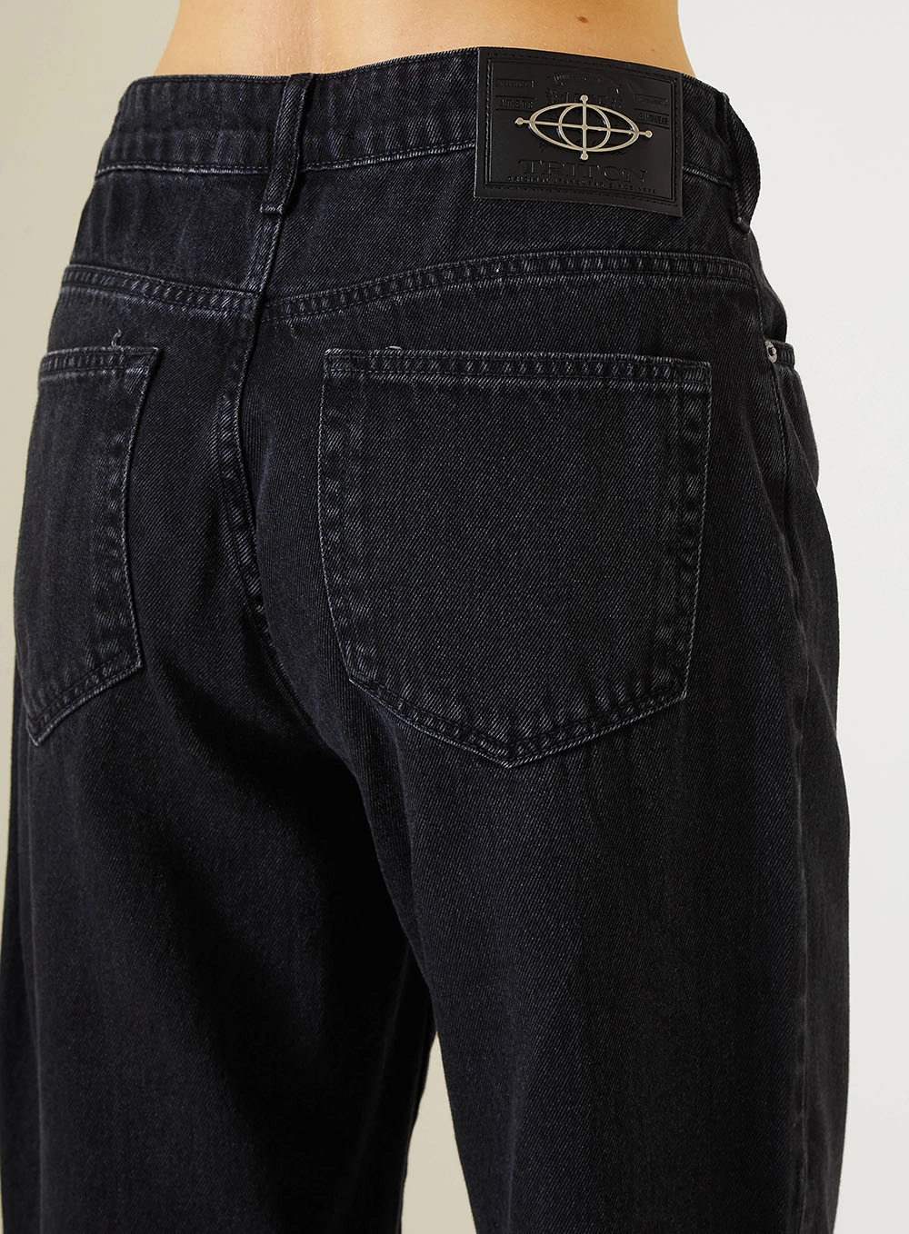 Calça Jeans Feminina Carol Com Barra Desfiada Indigo Preto 3