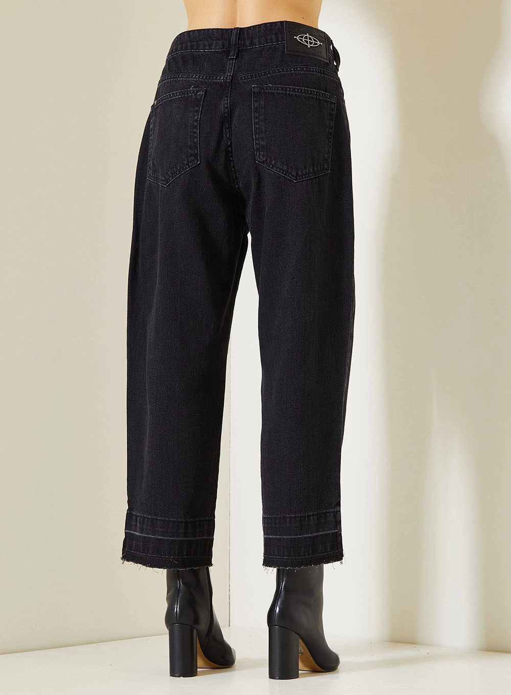 Calça Jeans Feminina Carol Com Barra Desfiada Indigo Preto 4