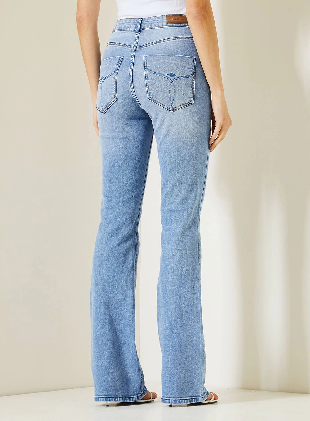 Calça Jeans Feminina Camila Com Bolsos Decorados Índigo 4