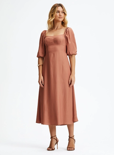 Vestido Midi Godê Com Decote Quadrado