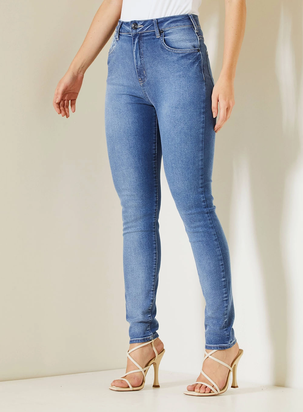 Calça Jeans Feminina Gisele Com Clareamento Suave Índigo 2
