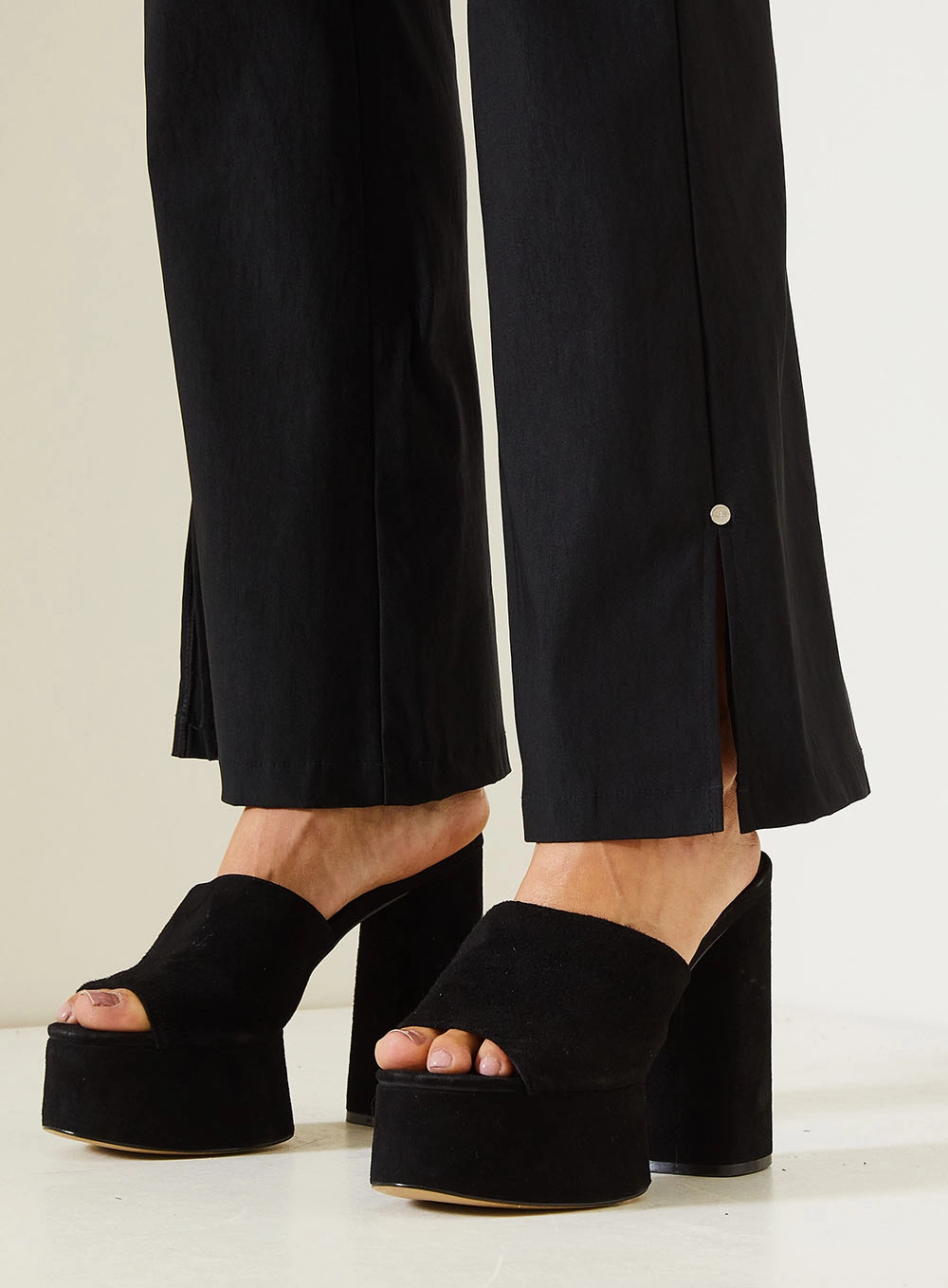 Calça Feminina Boot Cut Com Cinto Preto 3