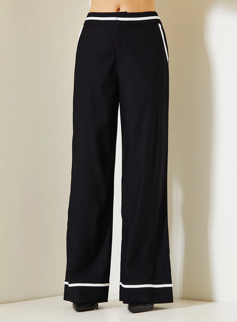Calça Feminina Comfort Com Linhas Contrastantes Preto 1