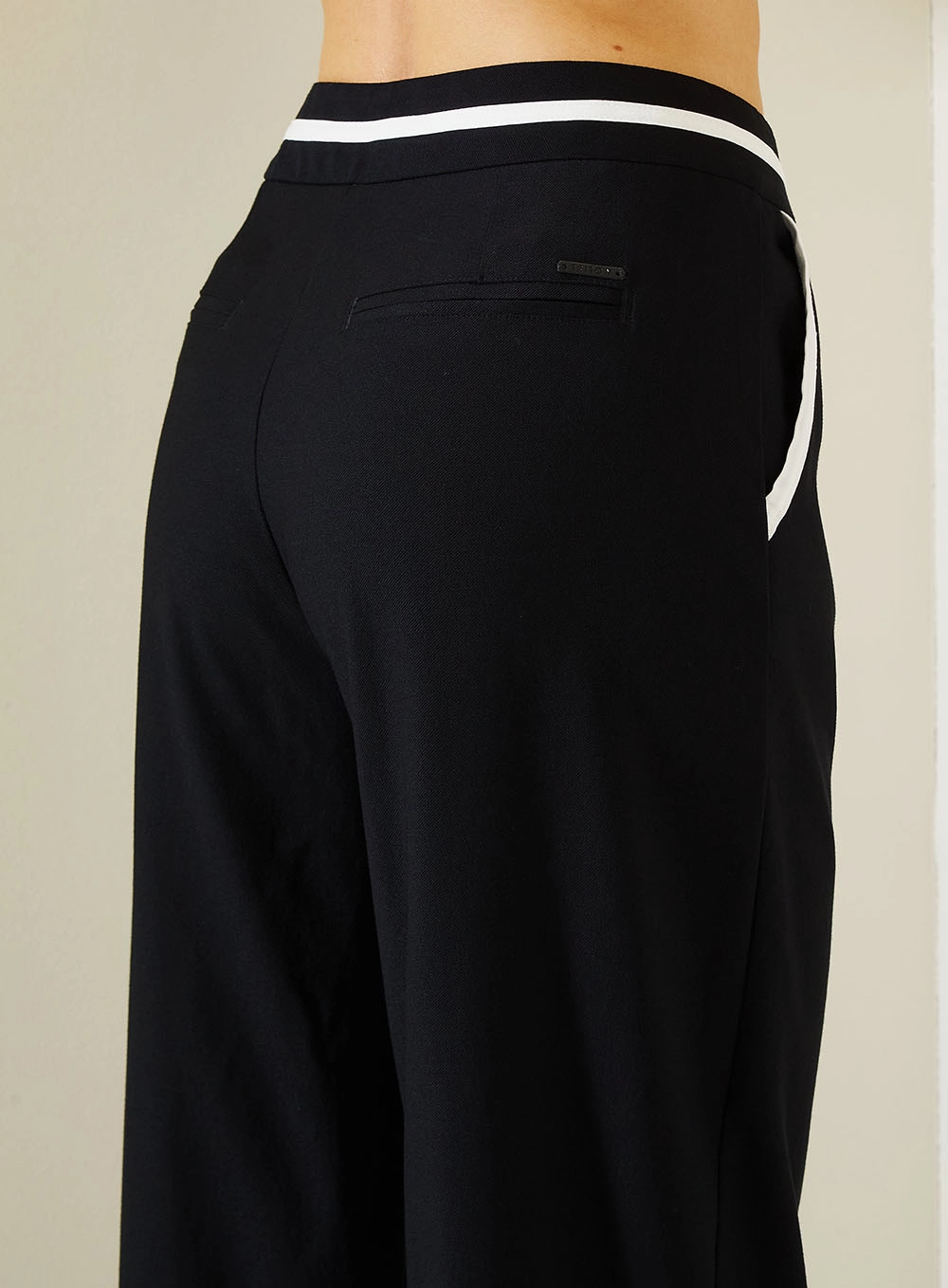 Calça Feminina Comfort Com Linhas Contrastantes Preto 2