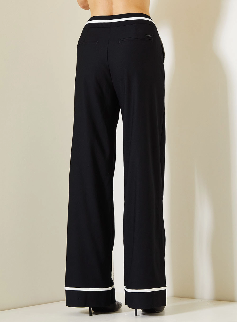 Calça Feminina Comfort Com Linhas Contrastantes Preto 3