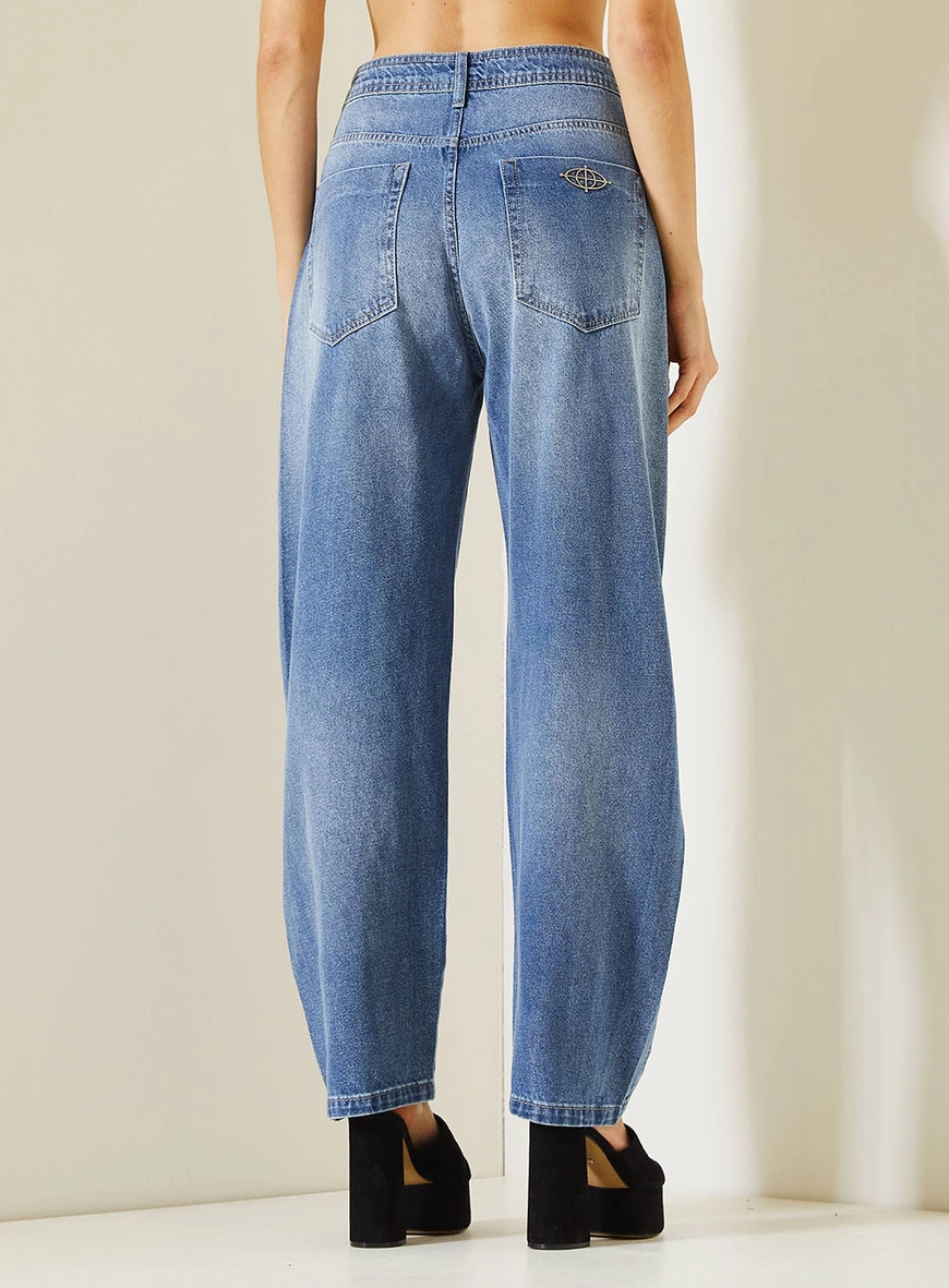 Calça Jeans Feminina Barrel Com Aplicação Índigo 4