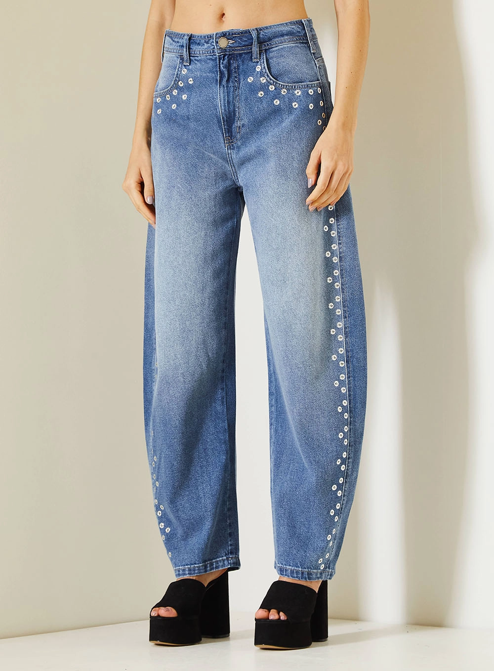 Calça Jeans Feminina Barrel Com Aplicação Índigo 2