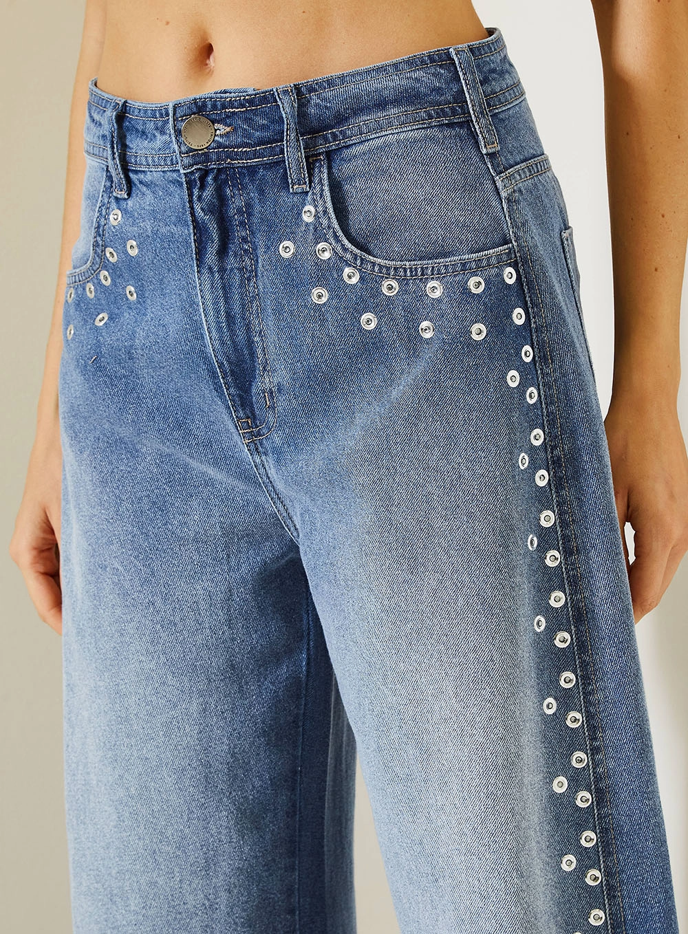 Calça Jeans Feminina Barrel Com Aplicação Índigo 3