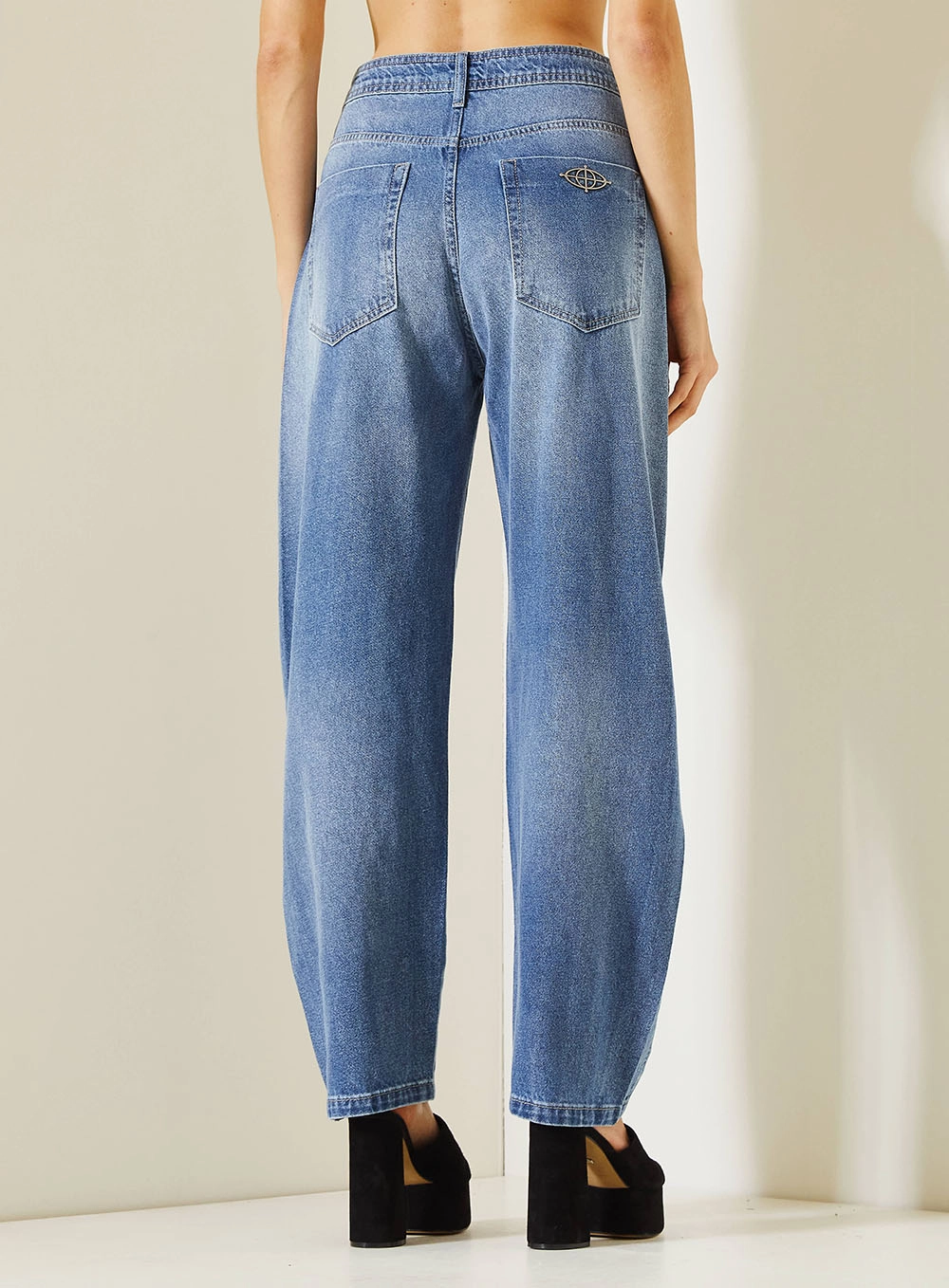Calça Jeans Feminina Barrel Com Aplicação Índigo 4