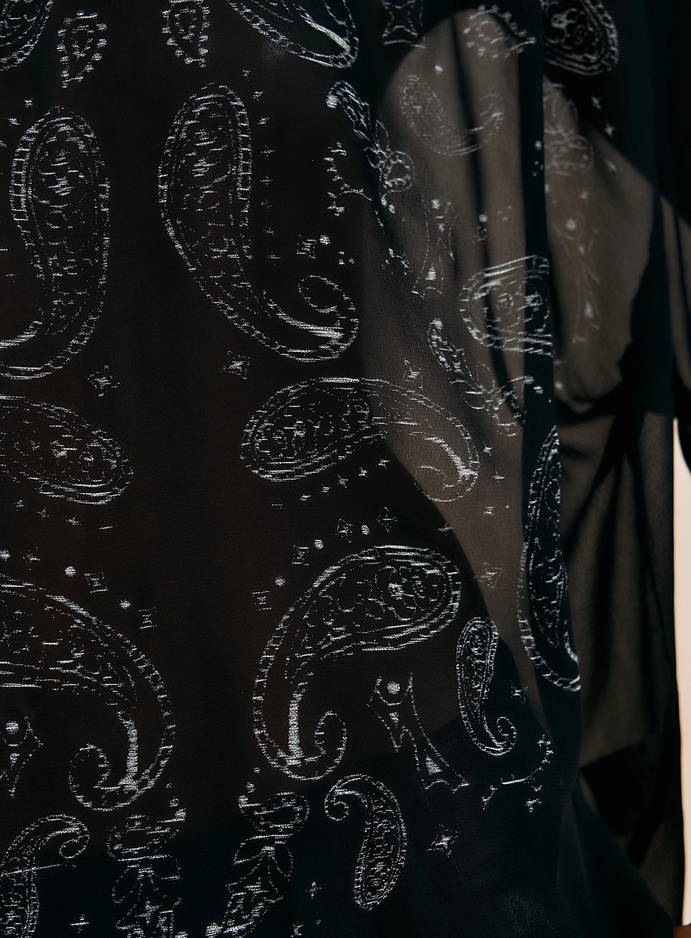 Camiseta Chiffon Transparente Paisley Preto 3