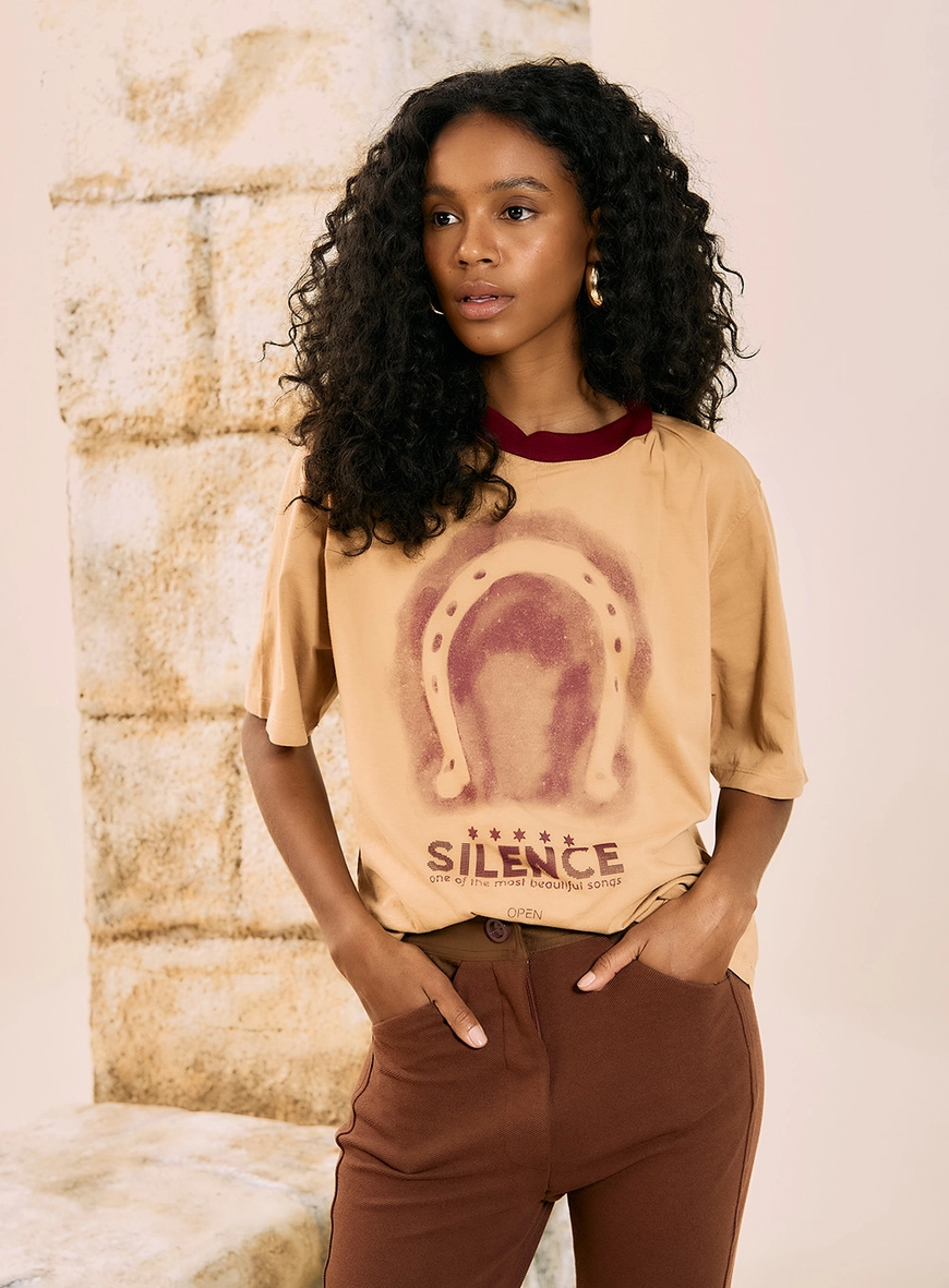 Camiseta Estampada Silence Horseshoe Bege 1