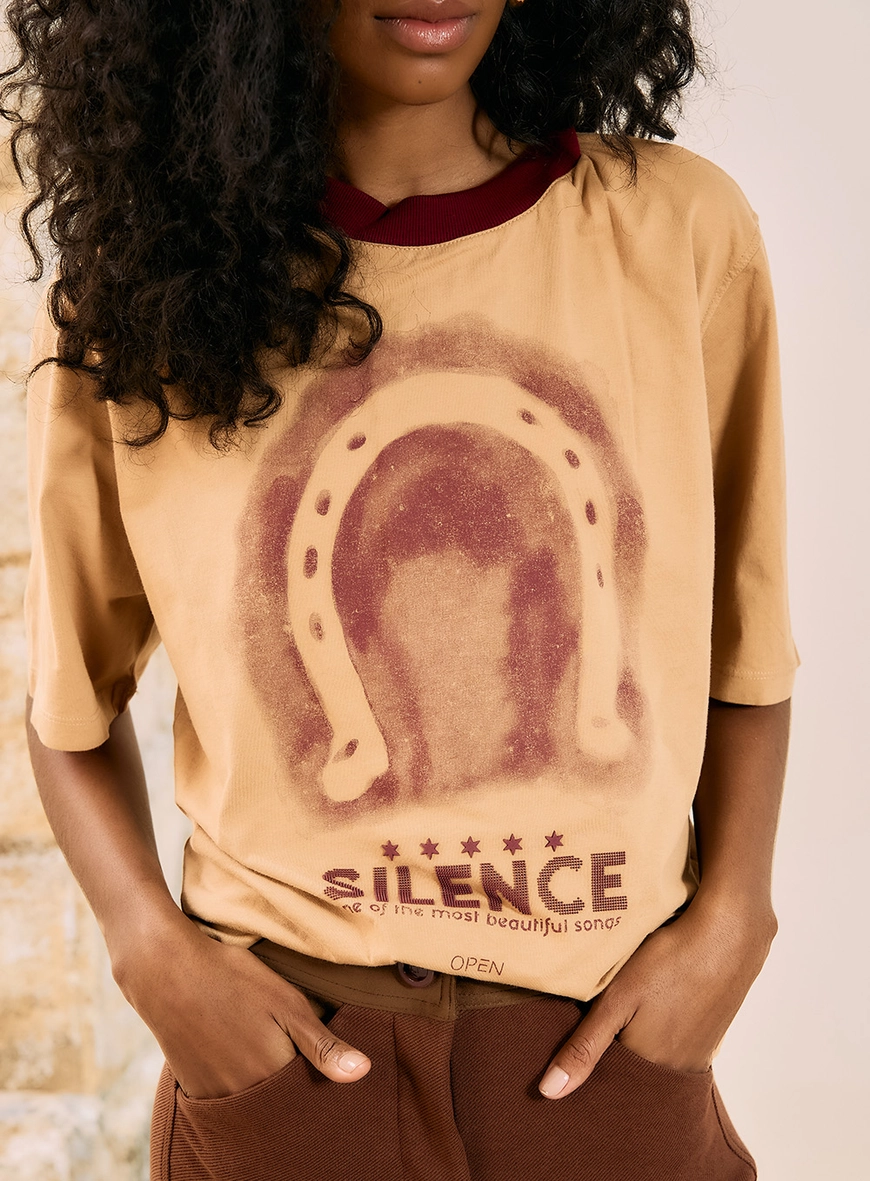 Camiseta Estampada Silence Horseshoe Bege 2