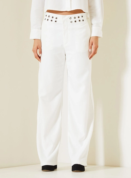 Calça Feminina Com Ilhós No Cós