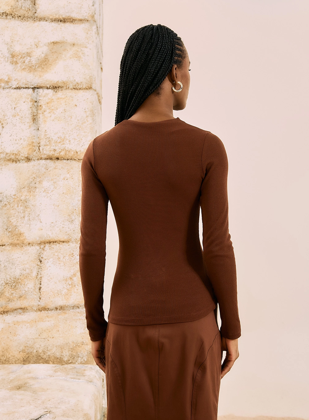 Blusa Ajustada Franzida Com Gola Alta Marrom 3