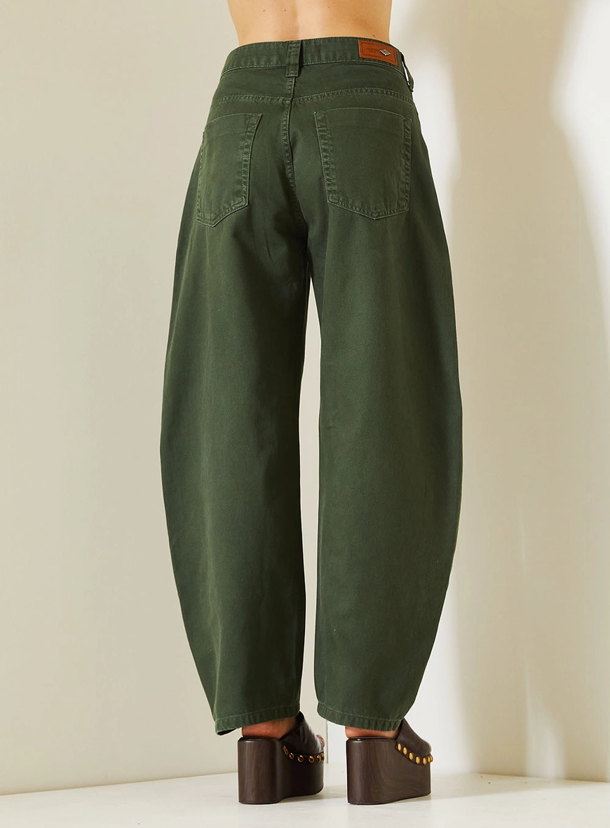 Calça Sarja Feminina Barrel Com Bolsos Utilitários Verde 4