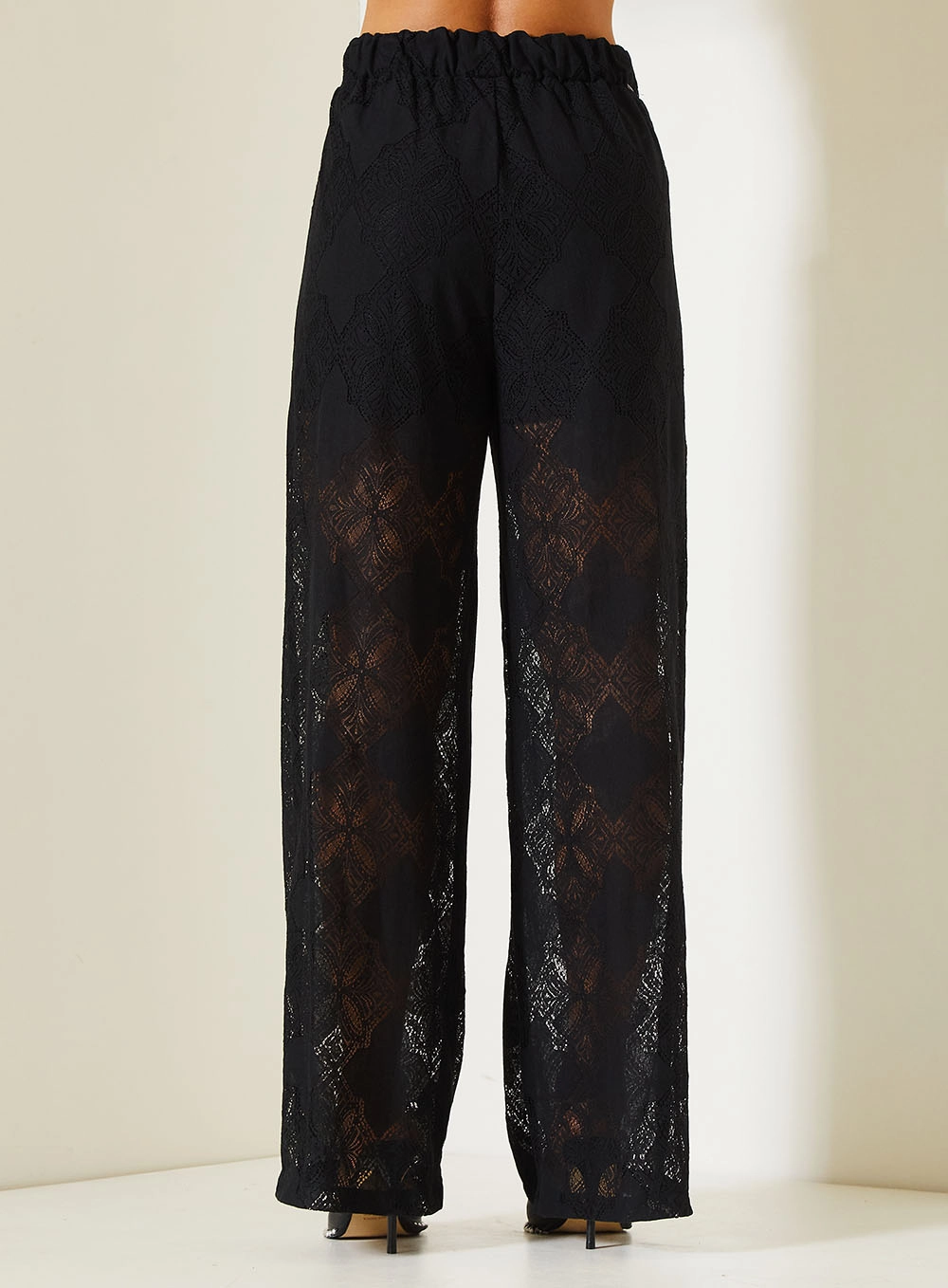 Calça Feminina Comfort Com Transparência Na Barra Preto 4