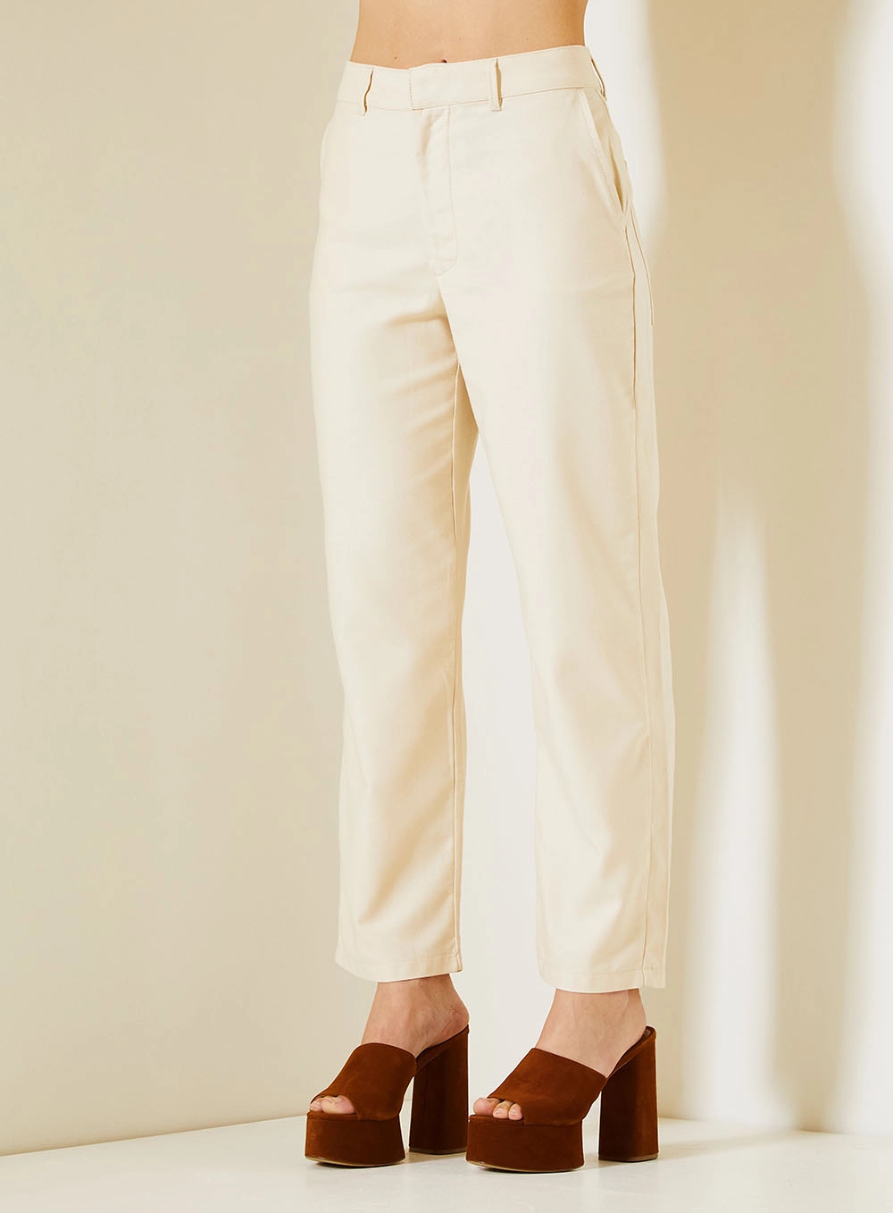 Calça Feminina Reta Slim Com Bolsos Bege 2