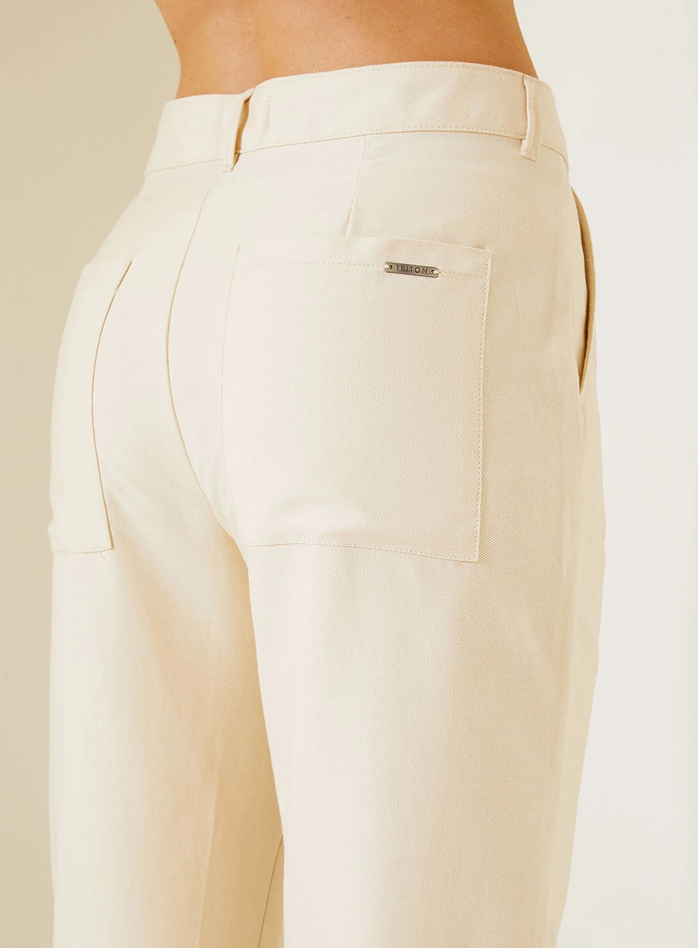 Calça Feminina Reta Slim Com Bolsos Bege 3
