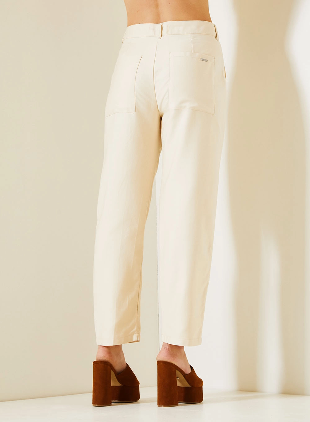 Calça Feminina Reta Slim Com Bolsos Bege 4