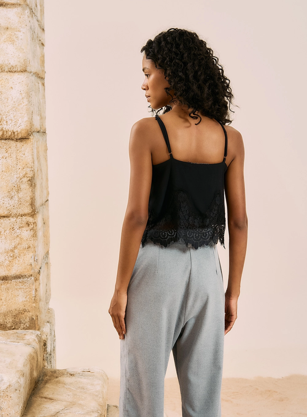 Blusa Regata Com Aplicação De Renda Preto 3