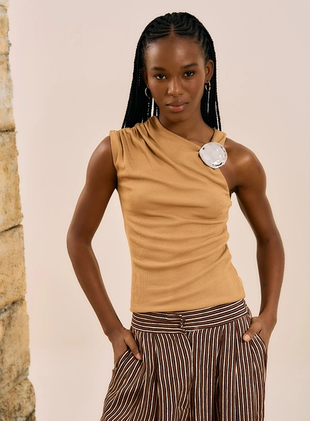 Blusa Assimétrica Com Detalhe Na Alça