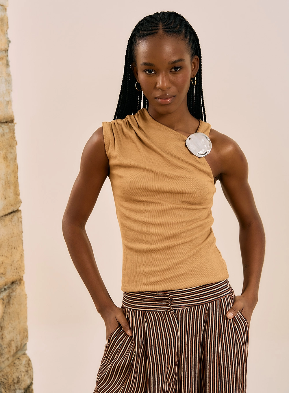 Blusa Assimétrica Com Detalhe Na Alça Bege 1