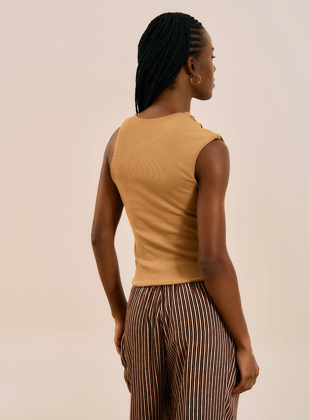 Blusa Assimétrica Com Detalhe Na Alça Bege 3