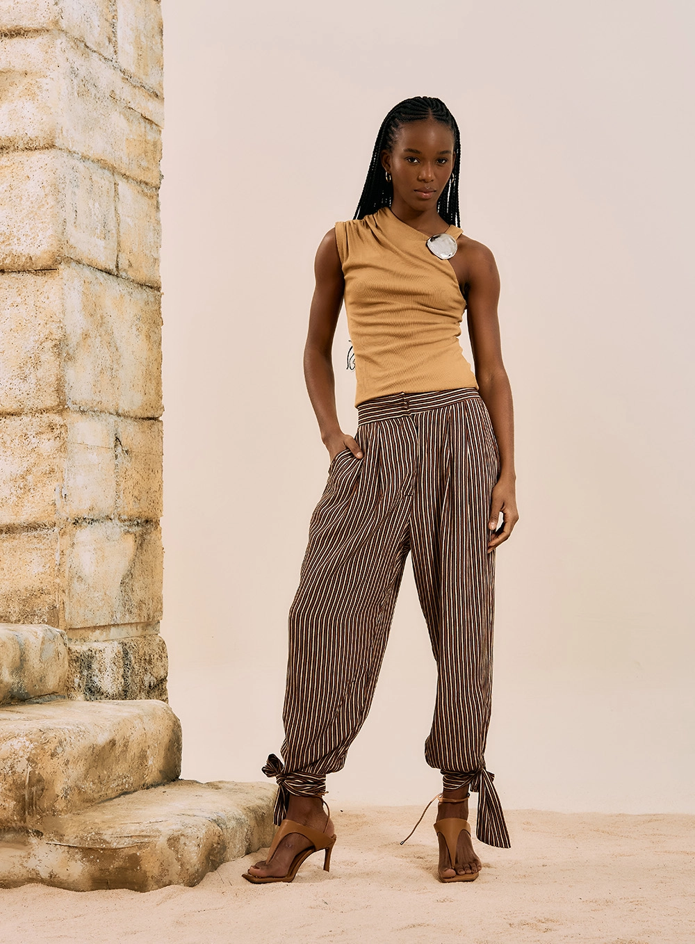 Blusa Assimétrica Com Detalhe Na Alça Bege 4