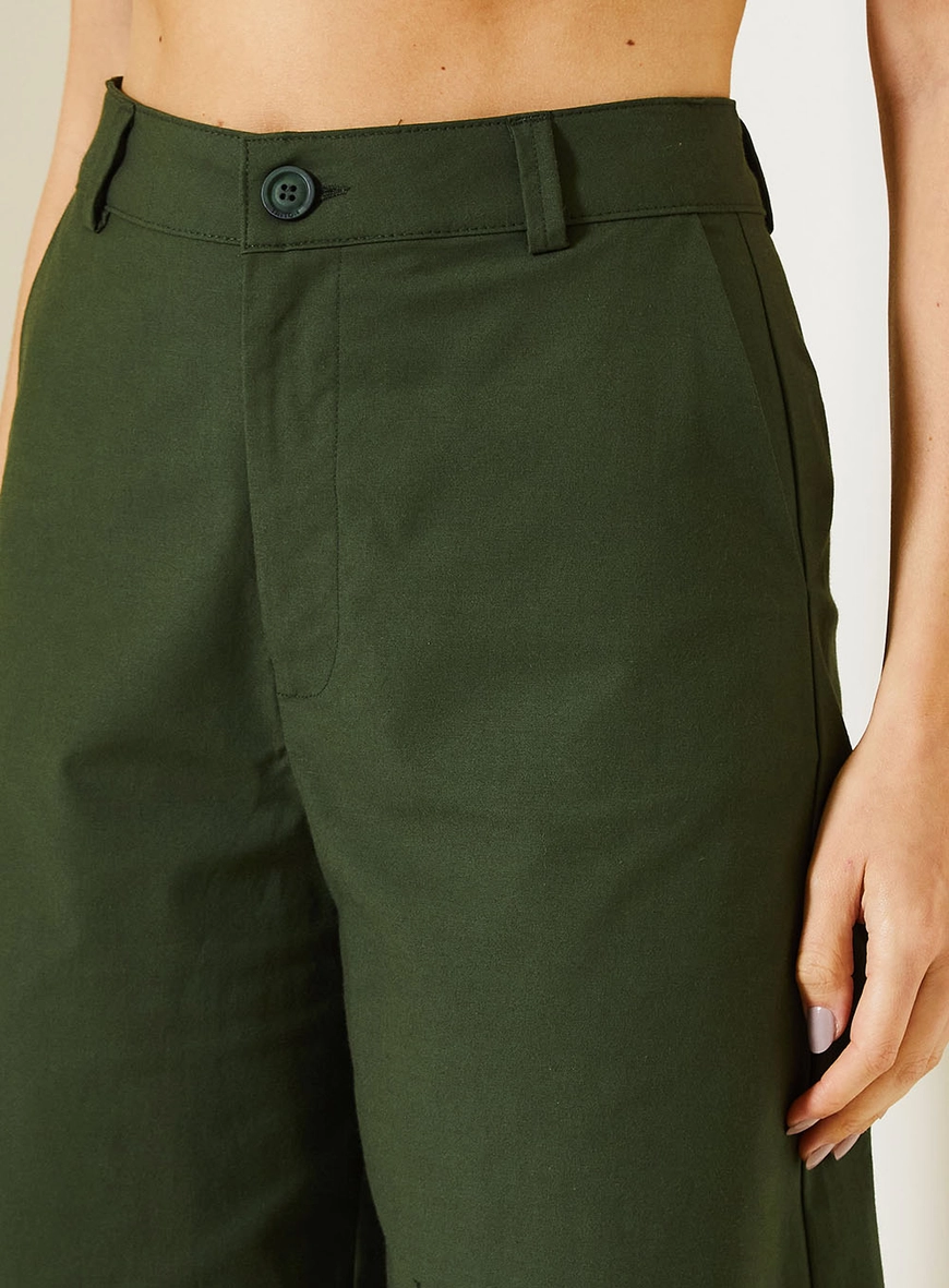 Bermuda Feminina Alfaiataria Com Bolsos Faca Verde 3
