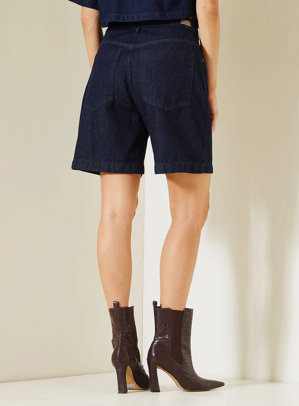 Bermuda Jeans Feminina Maite Com Bolsos Índigo 4