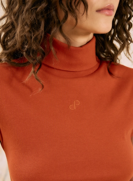 Blusa Canelada Mock Neck