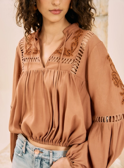Blusa Cropped Com Bordados Boho