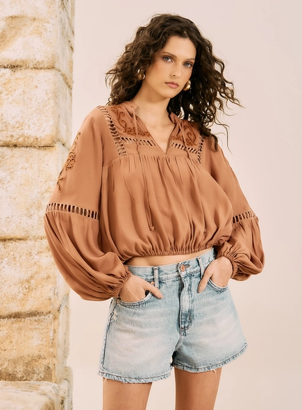 Blusa Cropped Com Bordados Boho
