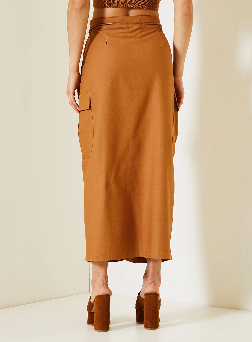 Saia Midi Comfort Com Fenda Frontal E Bolsos Cargo Marrom 4