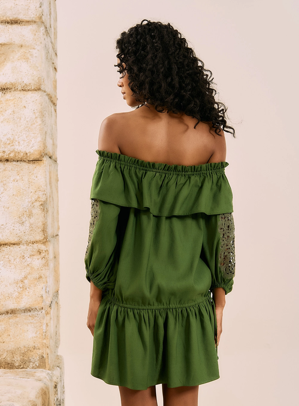 Vestido Curto Ombro A Ombro Com Bordados Verde Serrano 2