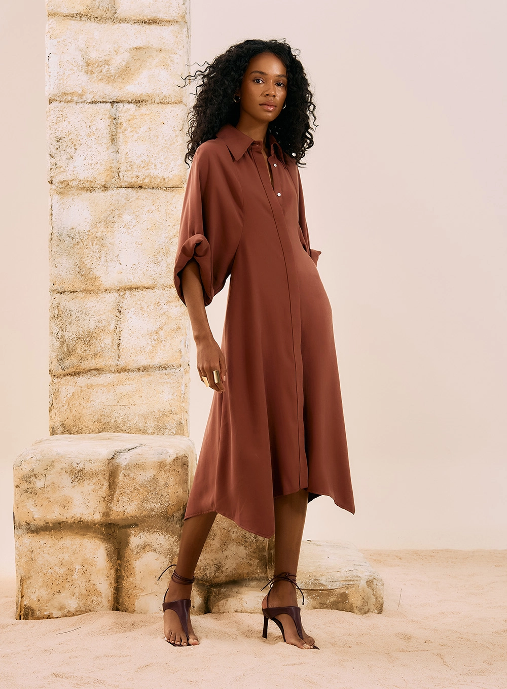 Vestido Midi Chemisier Assimétrico Marrom 1