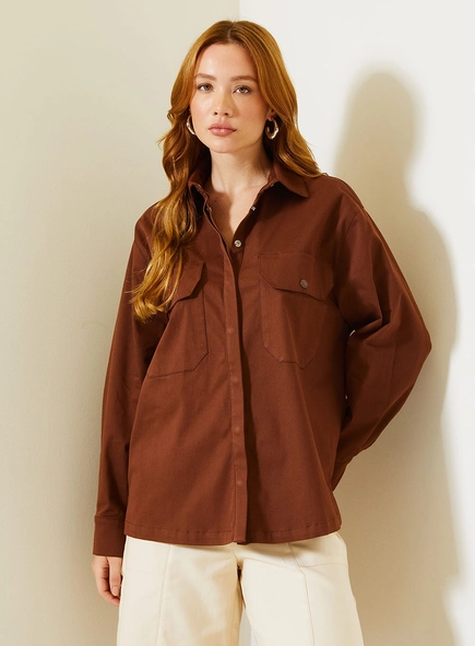 Camisa Feminina Oversized Com Bolsos Frontais