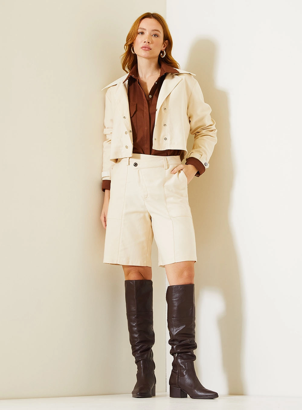 Camisa Feminina Oversized Com Bolsos Frontais Marrom 4