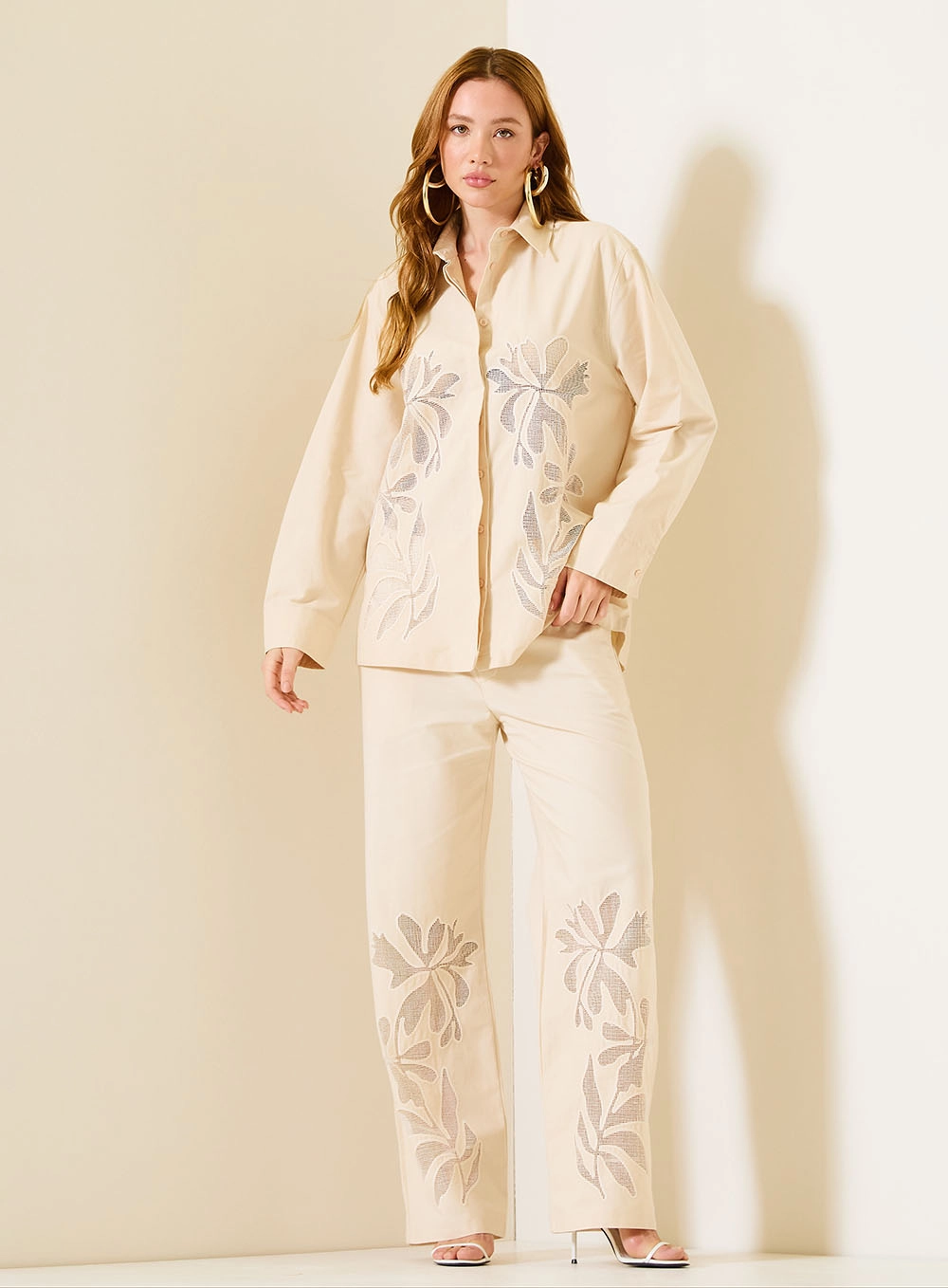 Camisa Over Feminina Com Bordado Floral Bege 3