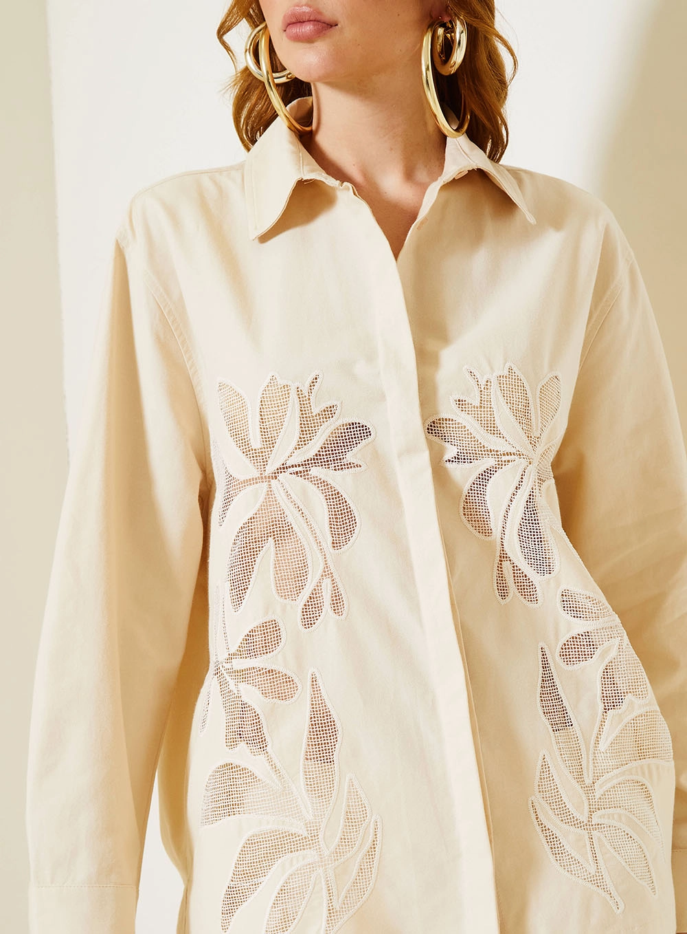 Camisa Over Feminina Com Bordado Floral Bege 4