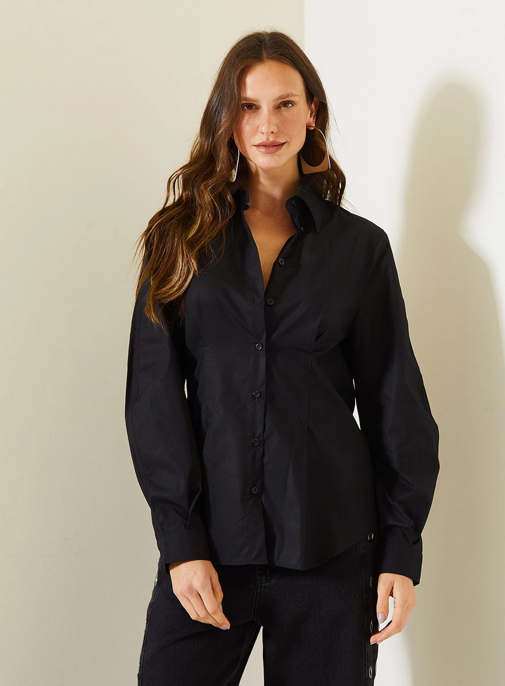 Camisa Acinturada Feminina Com Recortes Anatômicos Preto 1