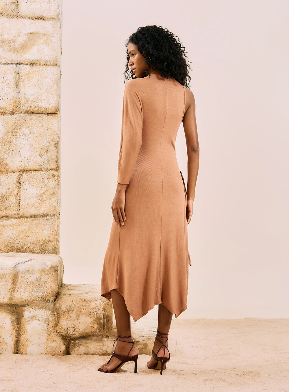 Vestido Midi Assimétrico Com Broche Marrom 3