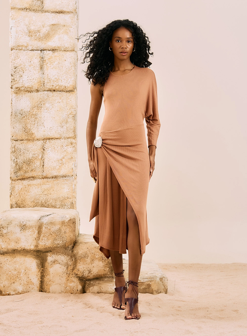 Vestido Midi Assimétrico Com Broche Marrom 4
