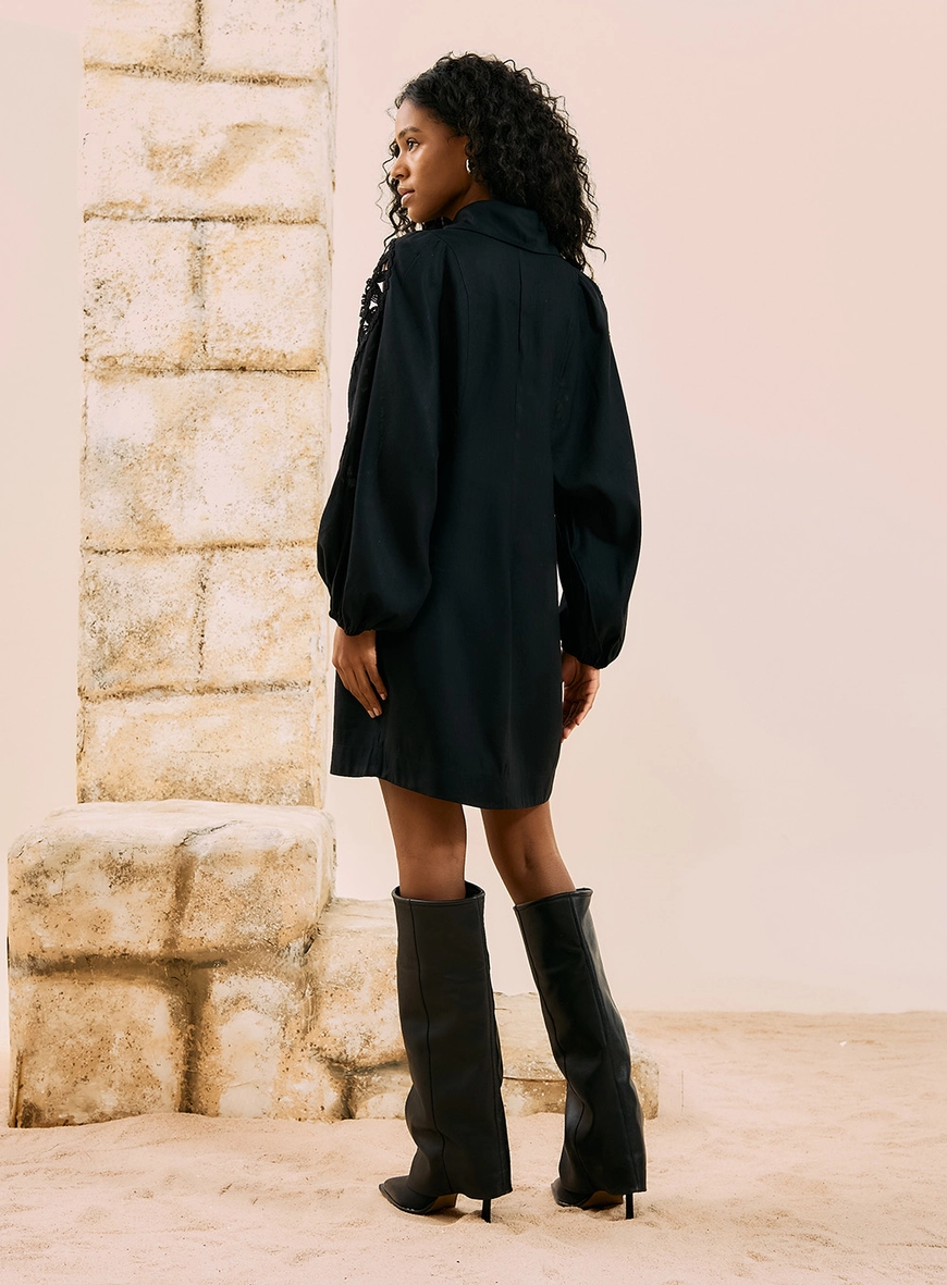 Vestido Curto Chemisier Com Bordado Preto 2