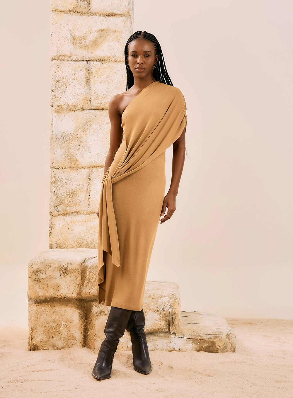 Vestido Midi Assimétrico Com Manga Capa Bege 4