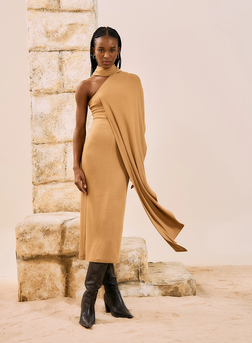 Vestido Midi Assimétrico Com Manga Capa Bege 5